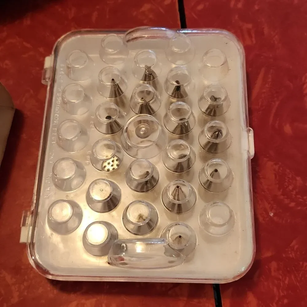 Wilton 1987 Cake Decorating Tip Set 17 pieces